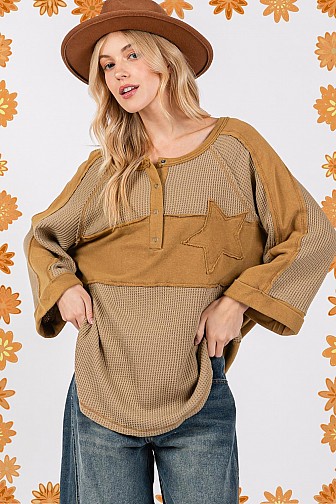 WAFFLE KNIT TOP WITH STAR APPLIQUE PATCH