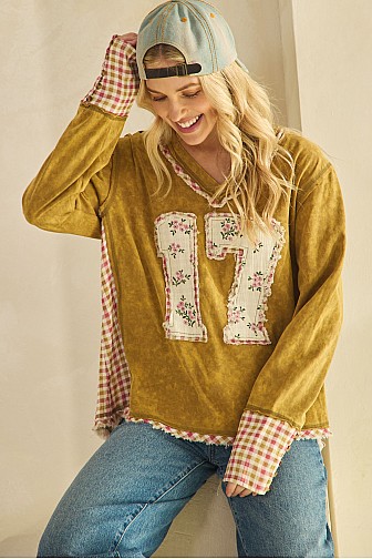 VINTAGE-INSPIRED FLORAL APPLIQUE PULLOVER - 